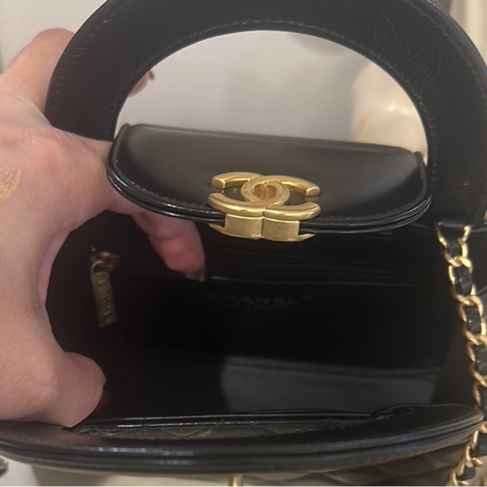 Chanel Black Quilted Handbag - Picture 6 of 16
